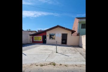 CASA COM PONTO COMERCIAL- REF 084CA