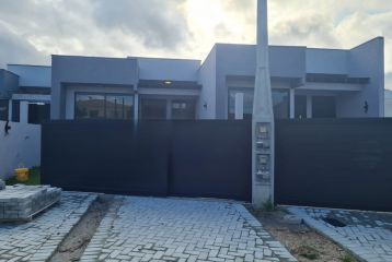 CASA  COM 3 DORMITÓRIOS- REF 124