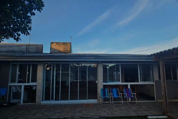 CASA COM ESPAÇO DE TERRENO SOLYMAR 347CA