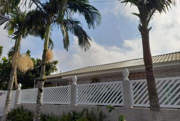 CASA COM PISCINA NO COSTA AZUL REF489CA