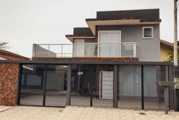 SOBRADO COM PISCINA PRÓXIMO AO MAR NO PEREQUE REF535SO