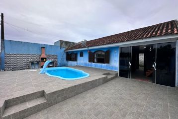 CASA COM PISCINA NO BAL. JUNARA (400m do Mar) REF536CA