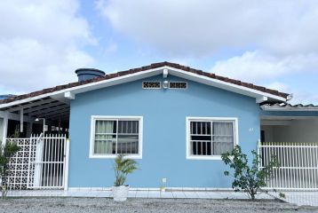 CASA EM CONDOMÍNIO FECHADO NO COSTA AZUL REF586CA