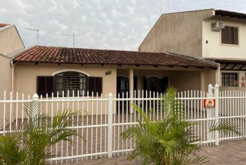 CASA COM 03 DORM QUADRA MAR NO BAL. IPACARAÍ REF844CA