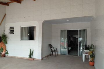 CASA COM 02 DORM PERTO DO MAR NO BAL. PEREQUÊ REF860CA